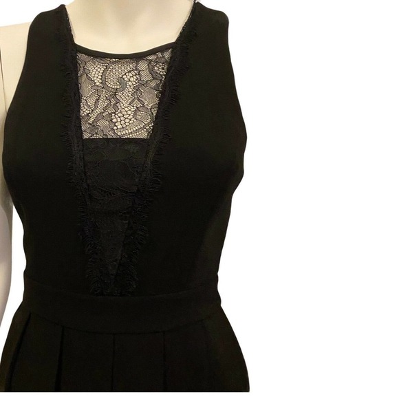 BCBGeneration Dress Size 4 Women's Black Lace Inset Deep V Neck A Line Mini - Picture 3 of 10
